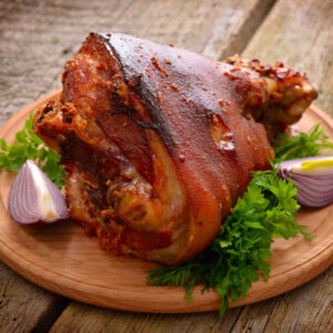 Jarret de porc fumé à la crème fraîche accompagné d’une purée de pommes de terre